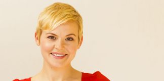 ‘GLOW’ actress talks new funny podcast about motherhood